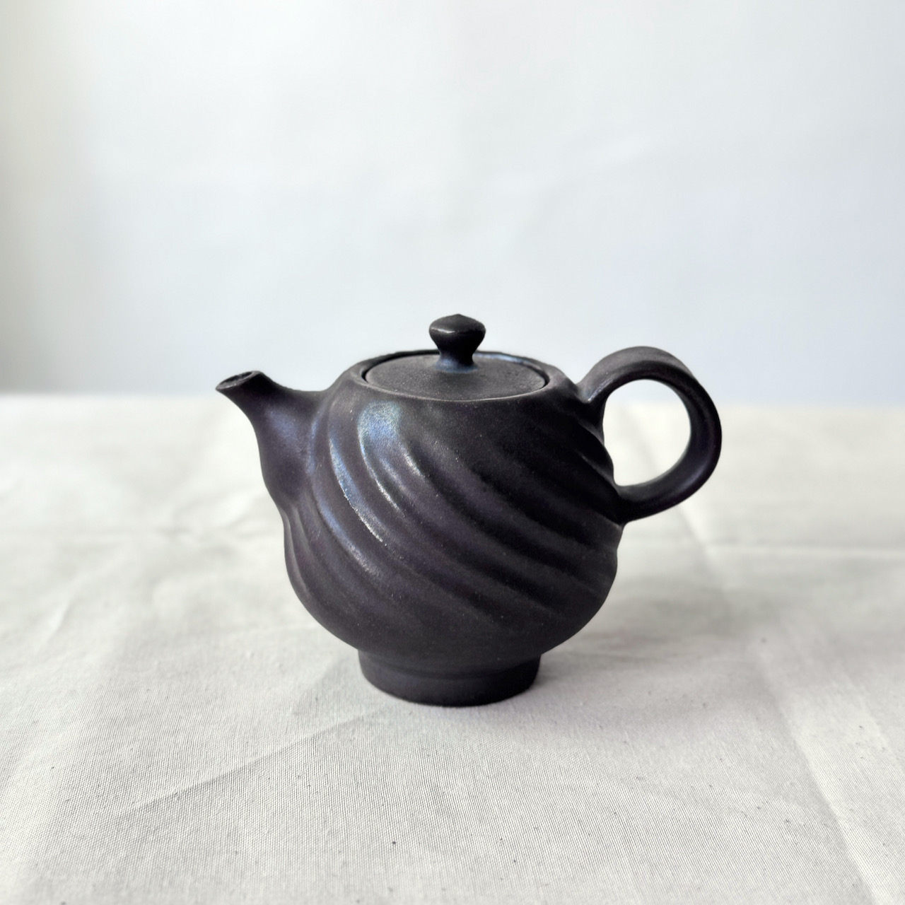 遇見・夜渺 旋紋茶壺/花水工房