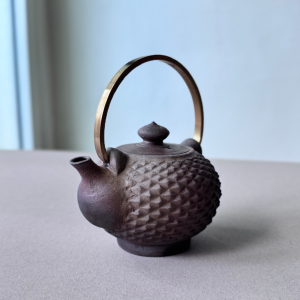 IMG_1585 花水工房_銅提把茶壺_炭化燒成